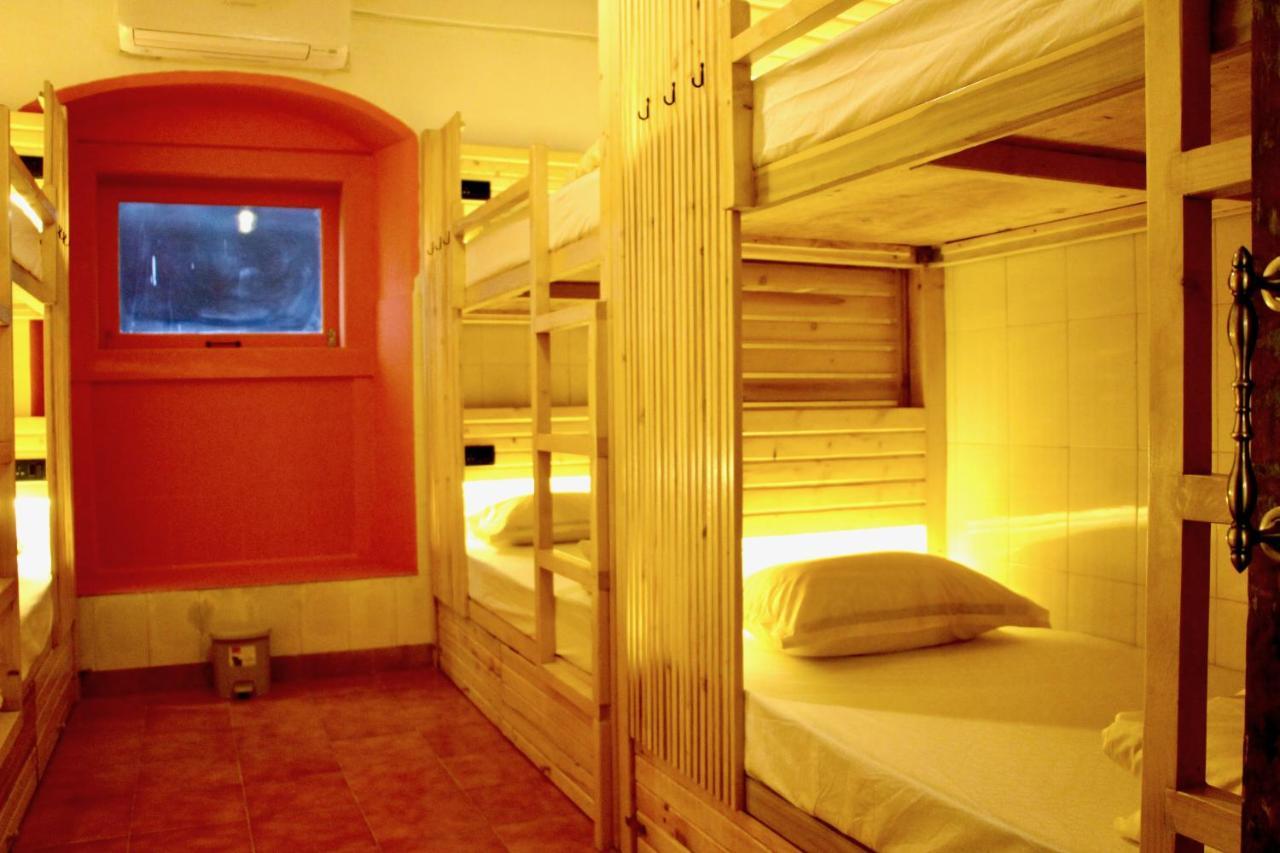 Gosolo Stays Bandra Hostel Mumbai Exteriör bild