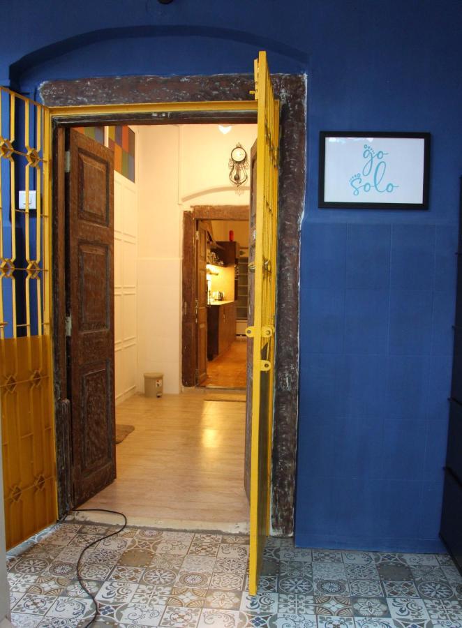 Gosolo Stays Bandra Hostel Mumbai Exteriör bild