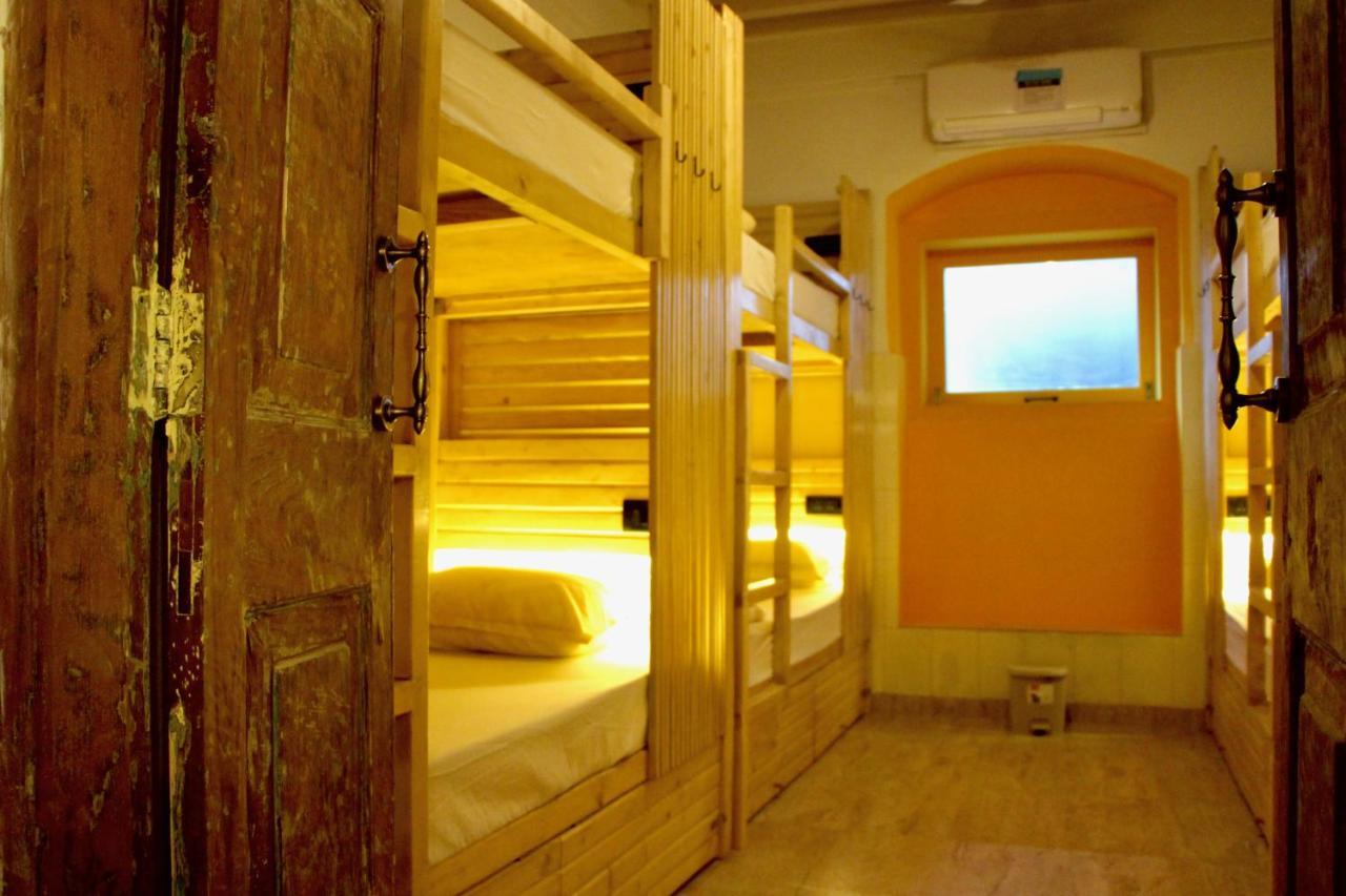Gosolo Stays Bandra Hostel Mumbai Exteriör bild