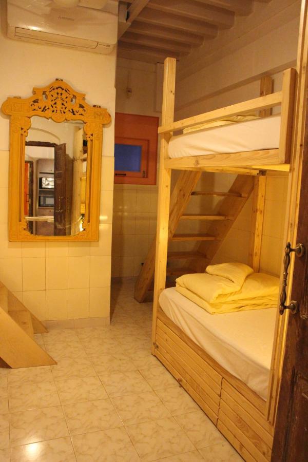 Gosolo Stays Bandra Hostel Mumbai Exteriör bild