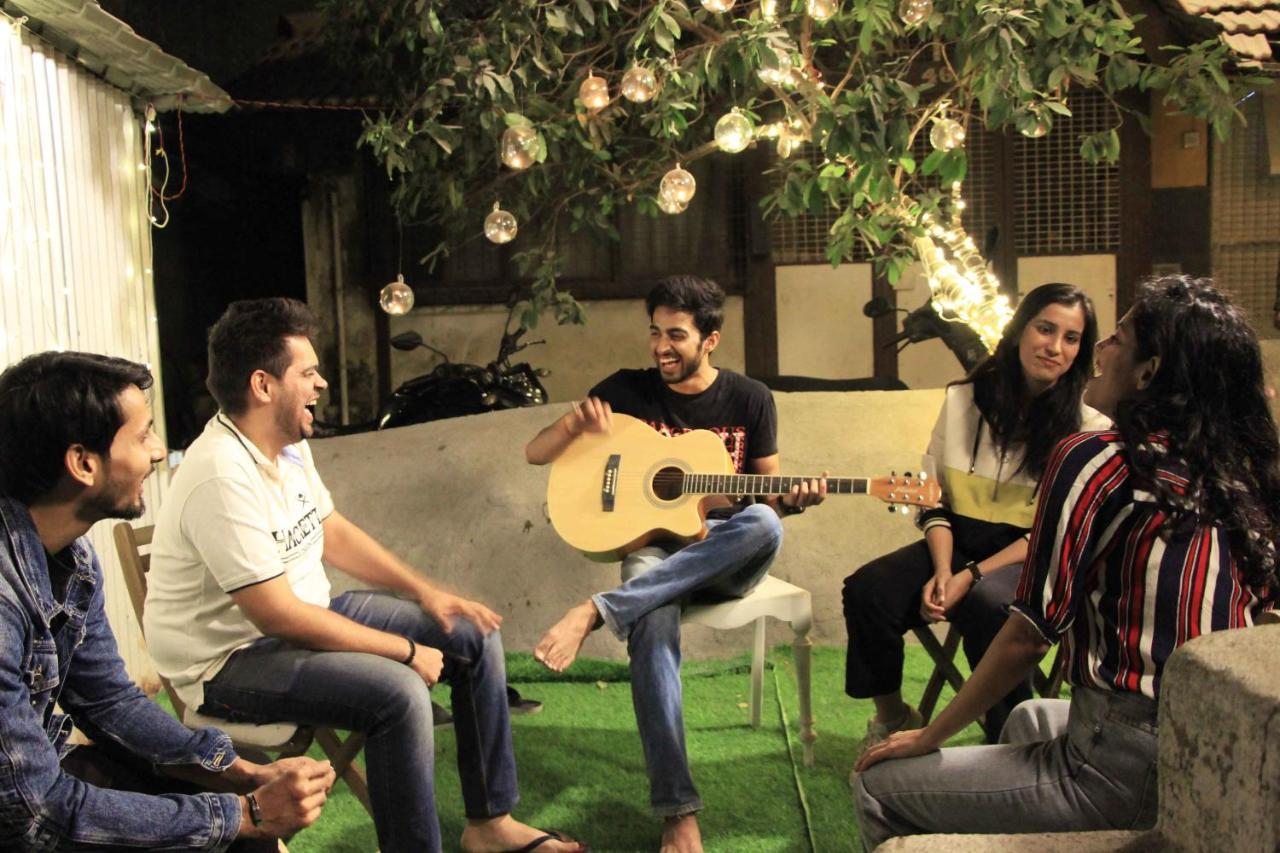 Gosolo Stays Bandra Hostel Mumbai Exteriör bild