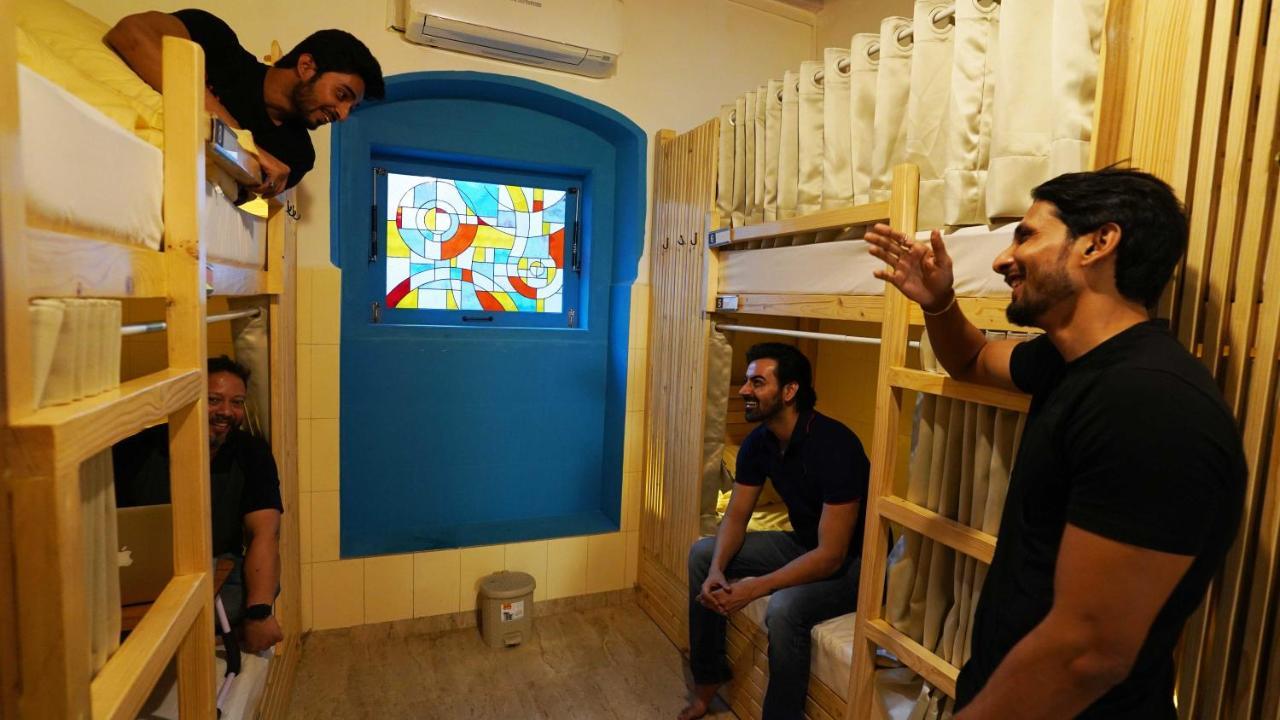 Gosolo Stays Bandra Hostel Mumbai Exteriör bild
