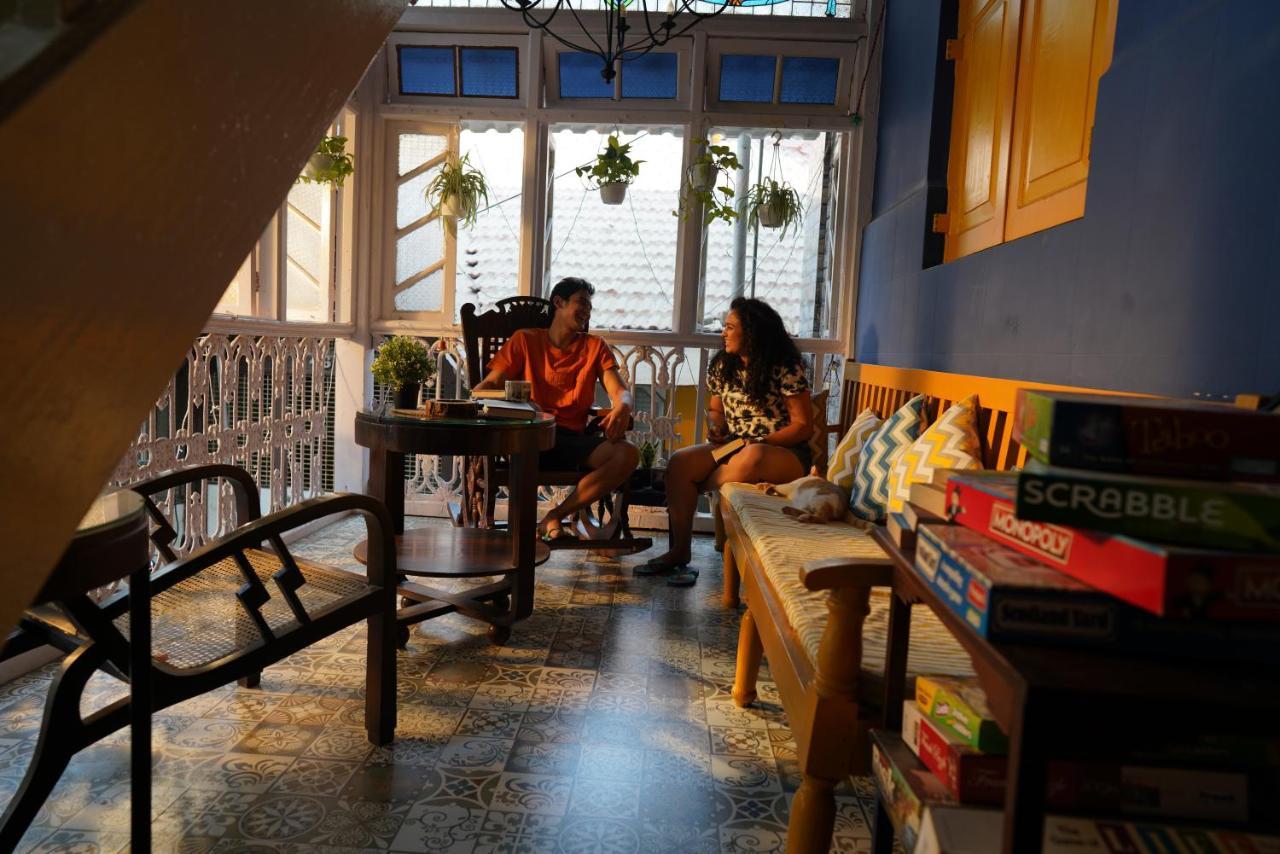 Gosolo Stays Bandra Hostel Mumbai Exteriör bild