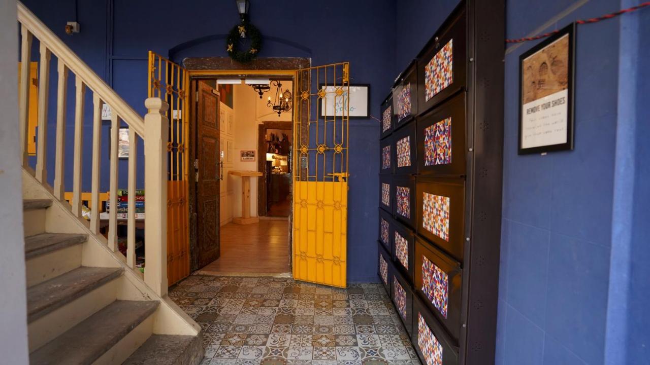 Gosolo Stays Bandra Hostel Mumbai Exteriör bild