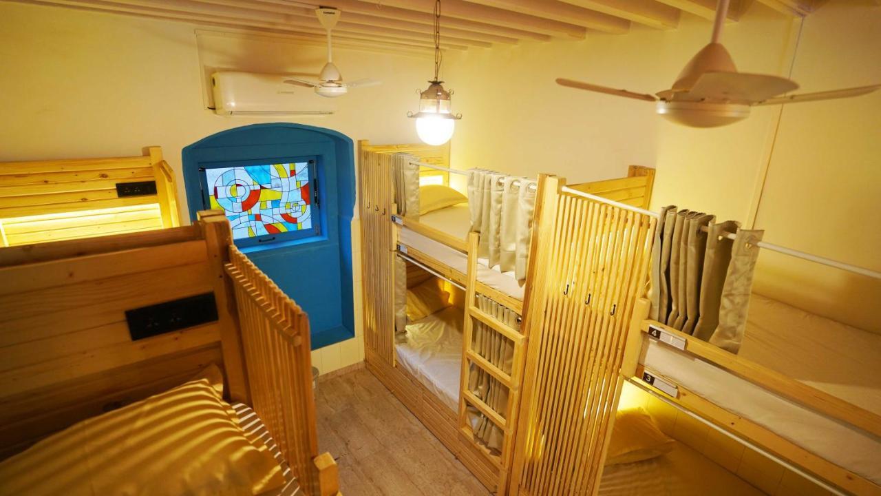 Gosolo Stays Bandra Hostel Mumbai Exteriör bild