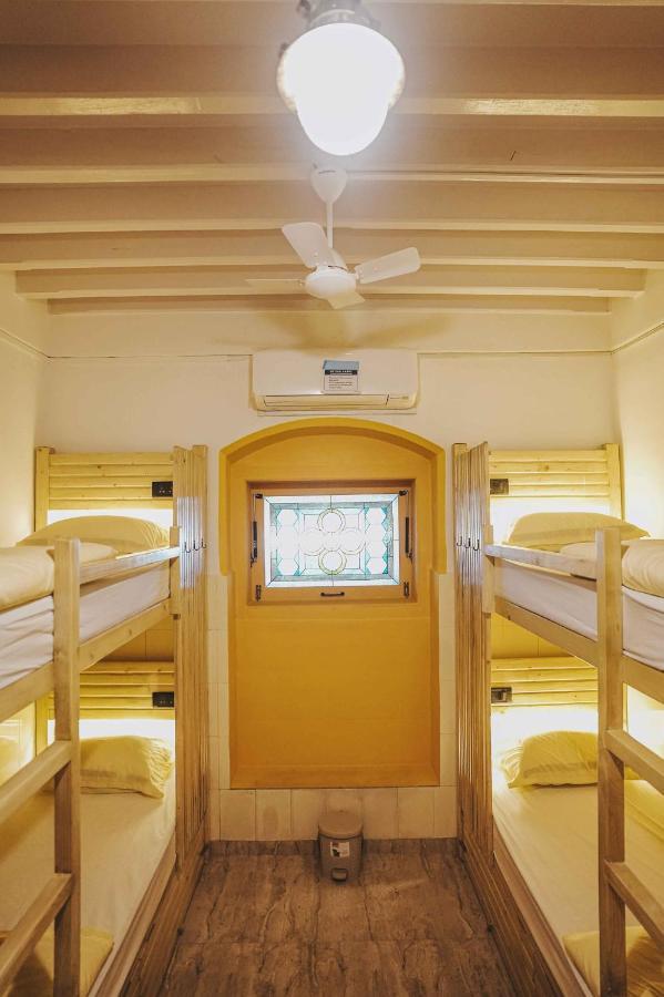 Gosolo Stays Bandra Hostel Mumbai Exteriör bild