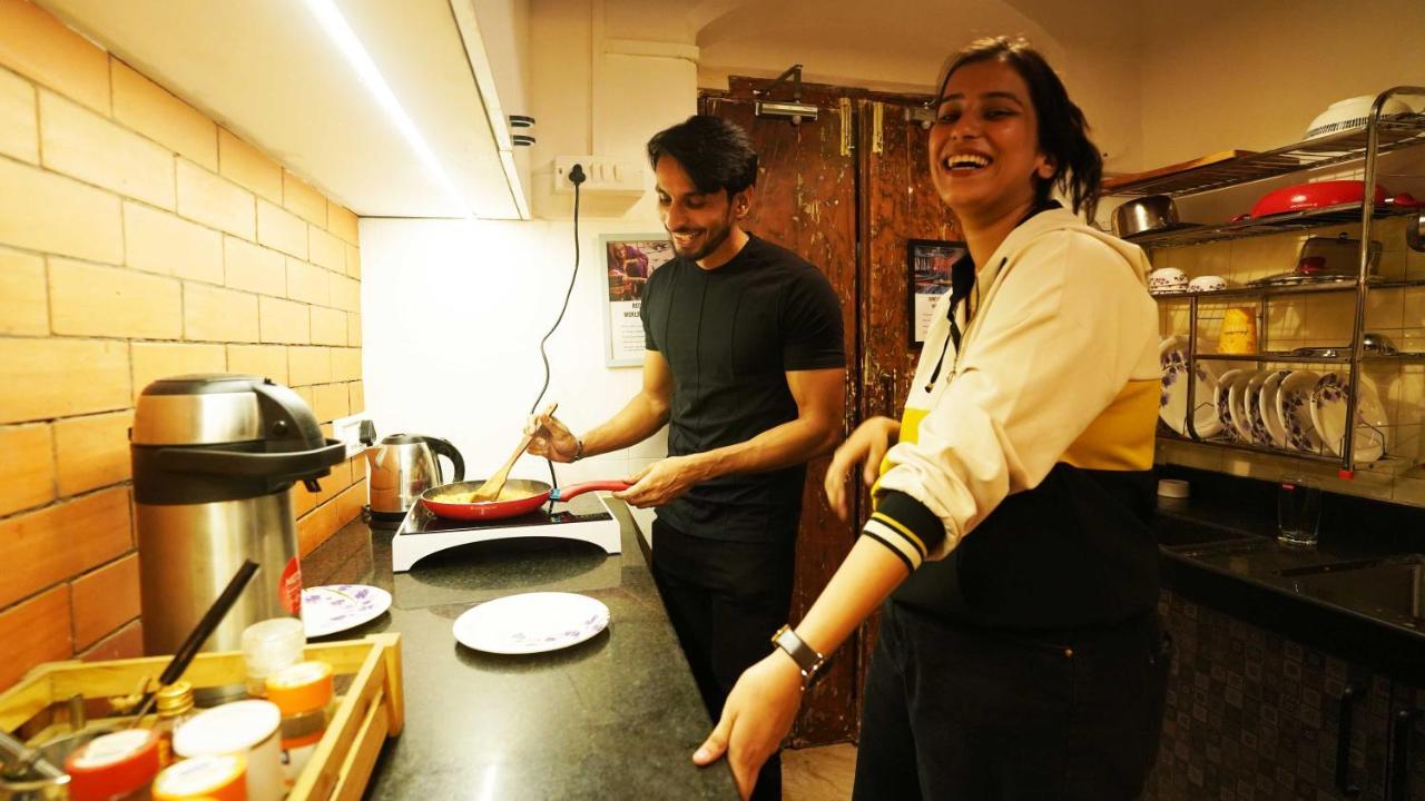 Gosolo Stays Bandra Hostel Mumbai Exteriör bild