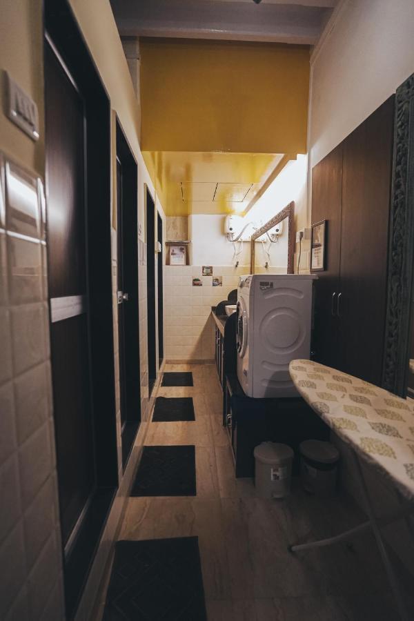 Gosolo Stays Bandra Hostel Mumbai Exteriör bild