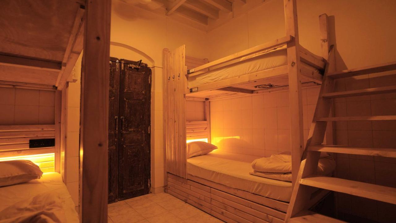 Gosolo Stays Bandra Hostel Mumbai Exteriör bild