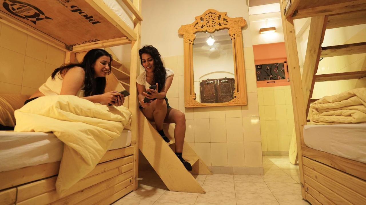 Gosolo Stays Bandra Hostel Mumbai Exteriör bild
