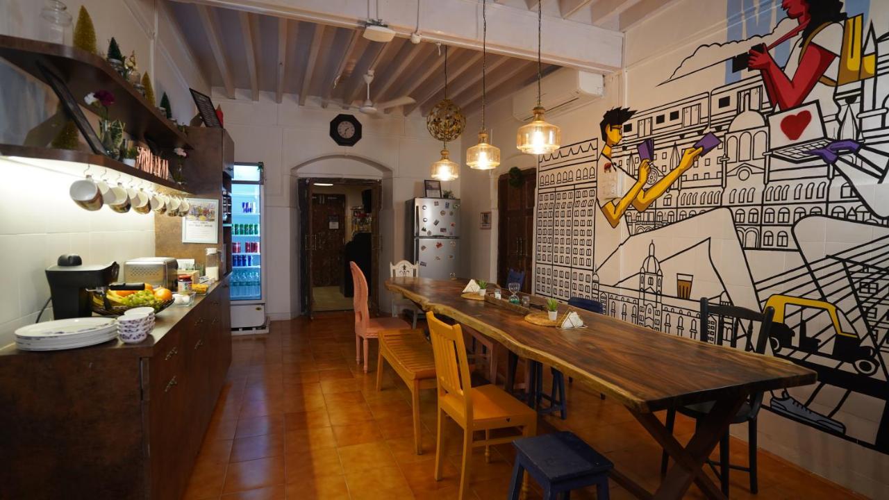 Gosolo Stays Bandra Hostel Mumbai Exteriör bild