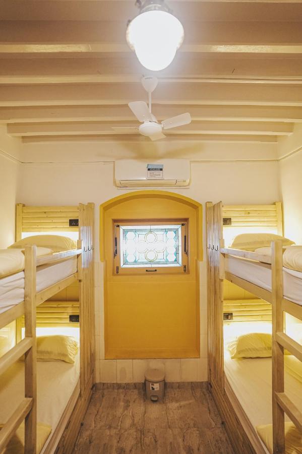 Gosolo Stays Bandra Hostel Mumbai Exteriör bild