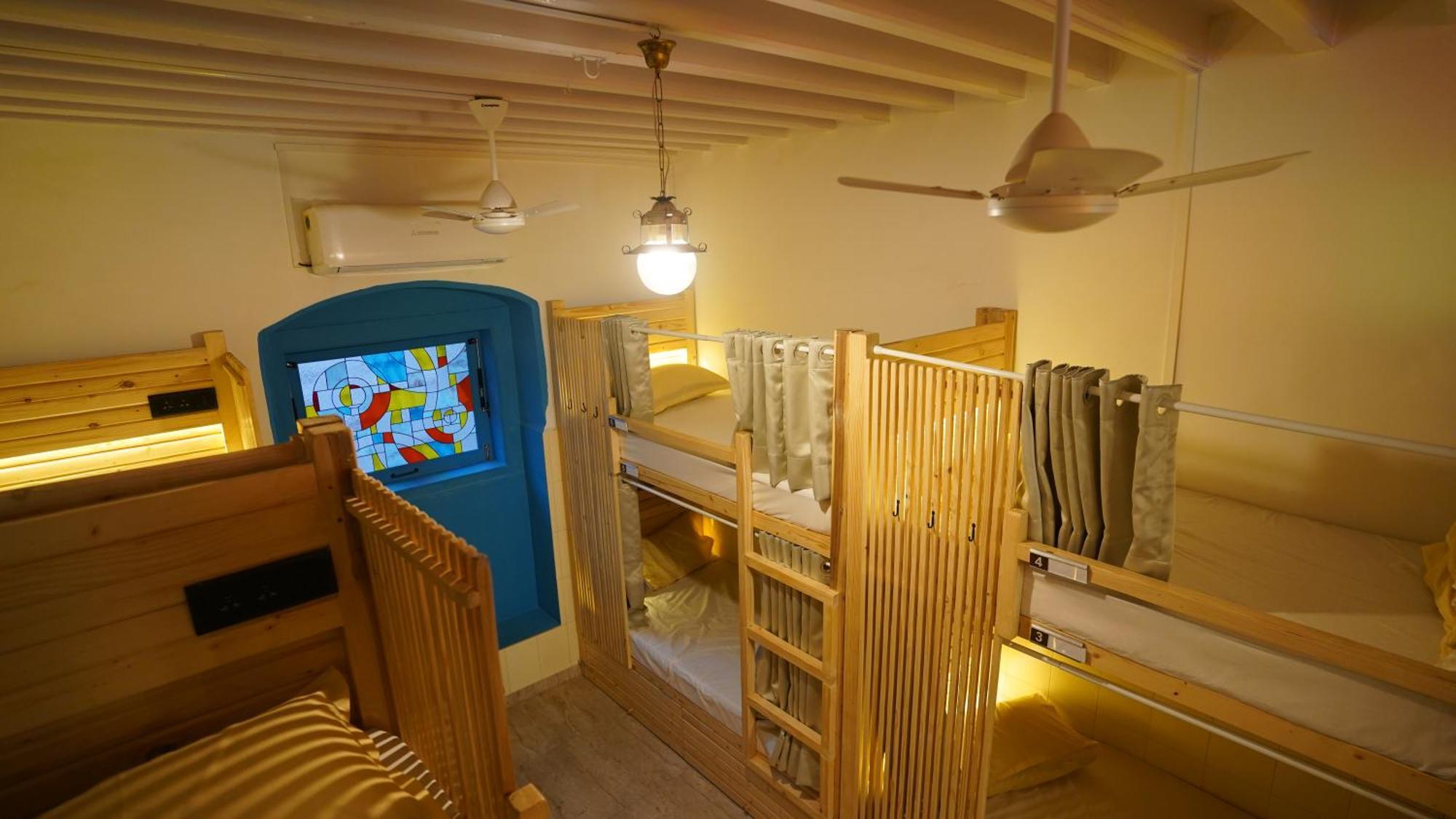 Gosolo Stays Bandra Hostel Mumbai Exteriör bild