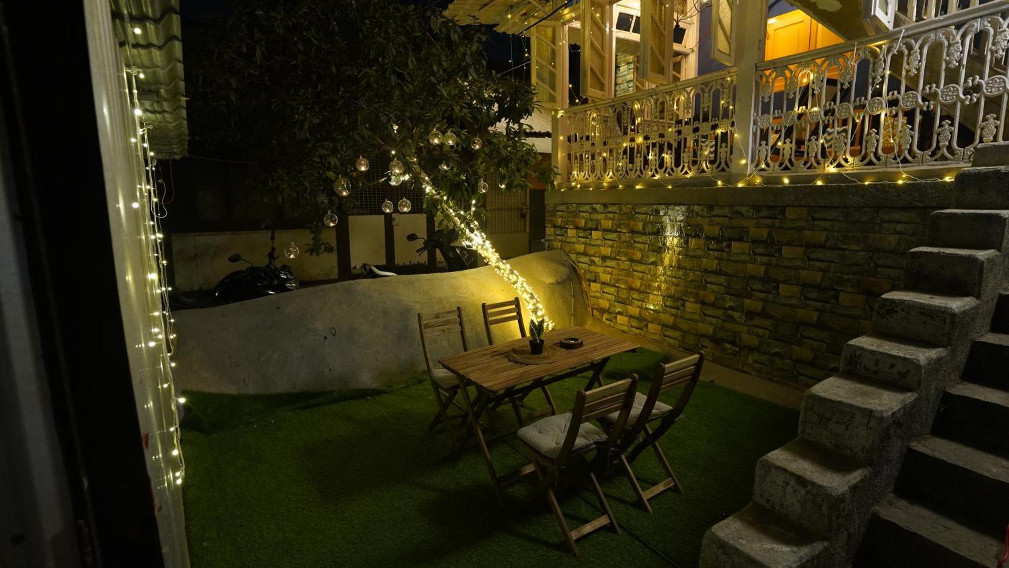 Gosolo Stays Bandra Hostel Mumbai Exteriör bild