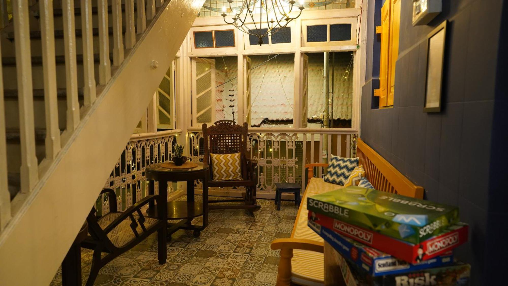 Gosolo Stays Bandra Hostel Mumbai Exteriör bild